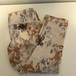 Calia by Carrie Underwood Floral Capri Leggings M